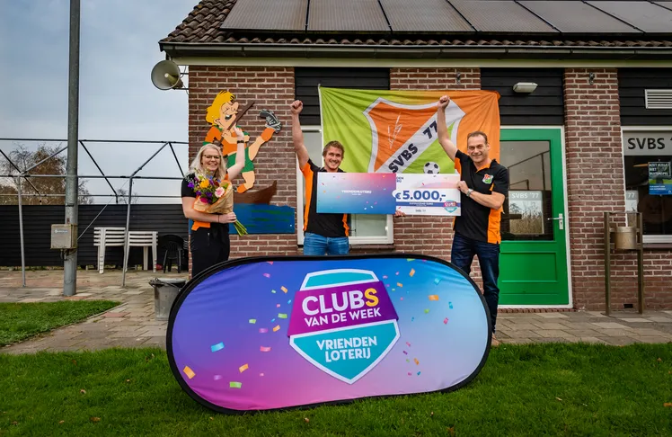 svbs 77 ontvangt een cheque van 5000 euro van de vriendenloterij 15
