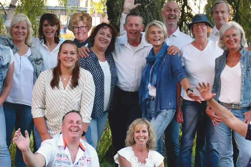 v at m groepsfoto onder boom crop