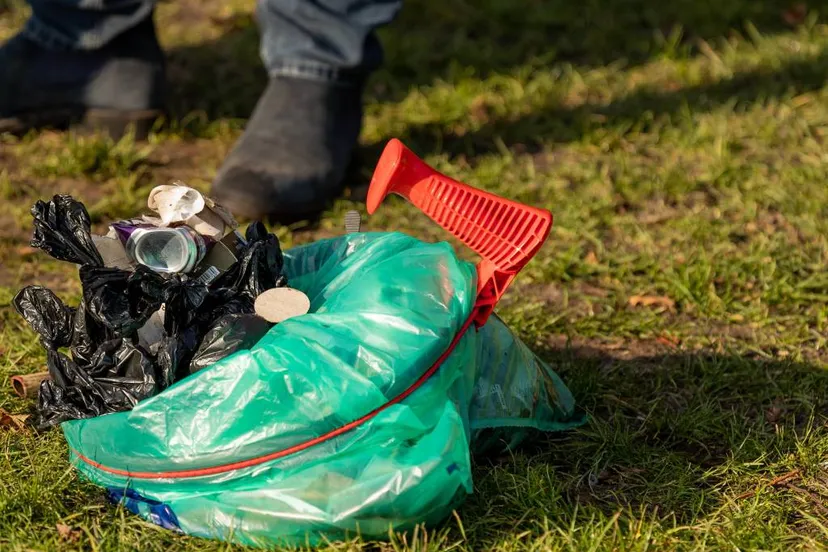 zwerfafval verzamelen foto bertha van dijk