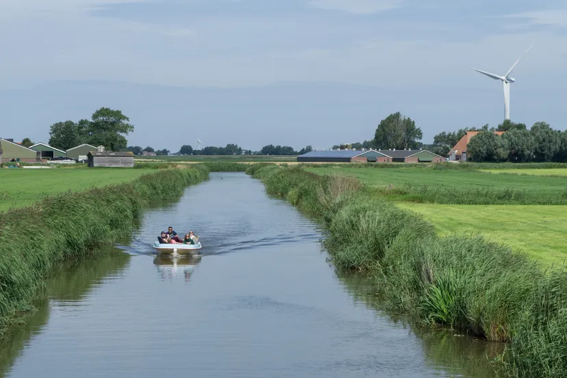 Witmarsum_bootje-in-sloot_zomer