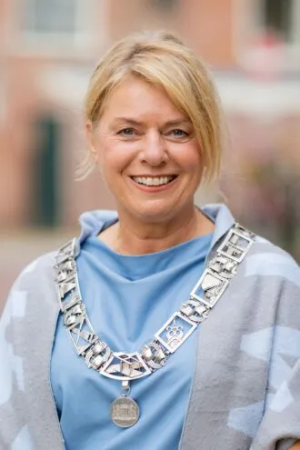 Jannewietske-de-Vries-4000x3000-1-330x495