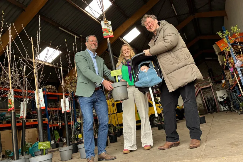 Familie-De-Boer-uit-Easterein-haalt-een-appelboom-op-voor-Dytmer