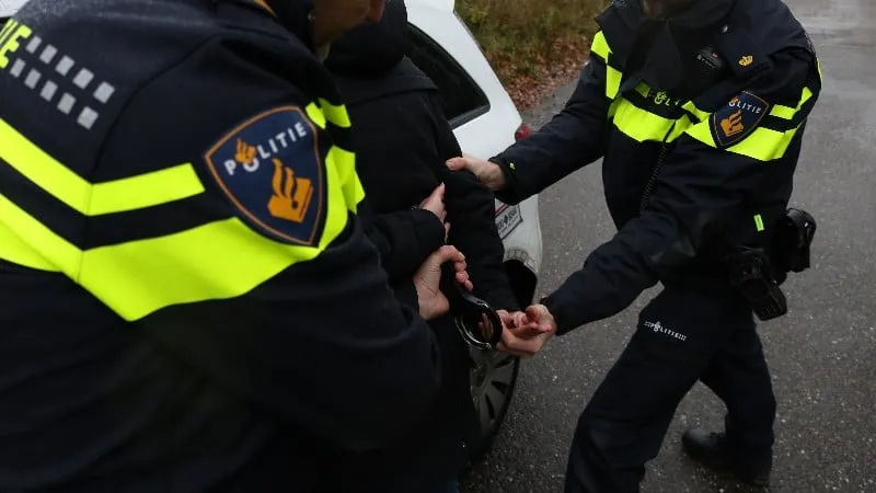 aanhouding politieagent handboeien 08