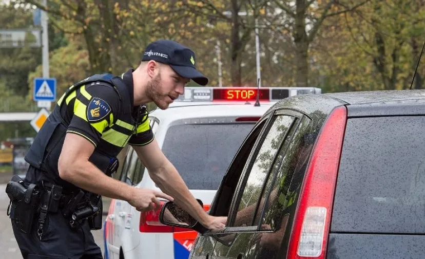 agent spreekt automobilist bij verkeerscontrole