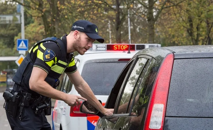 agent spreekt automobilist bij verkeerscontrole