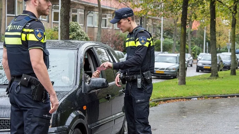 agenten vragen automobilist om rijbewijs