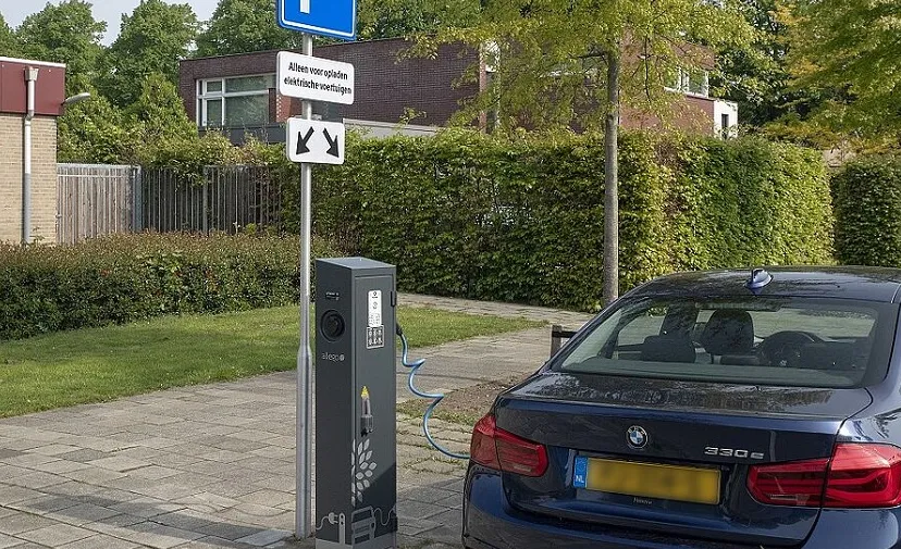 auto aan laadpaal f02dd06f6c