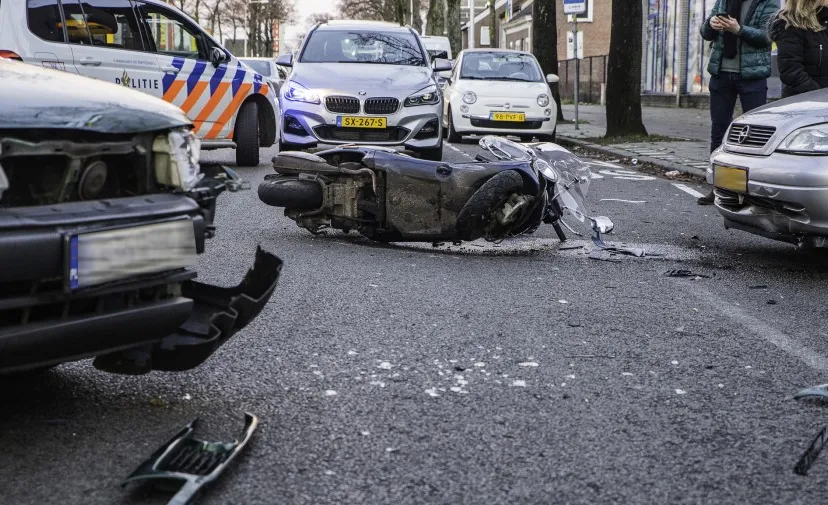 auto botst op scooter