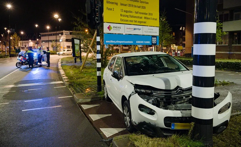 auto botst tegen lichtmast