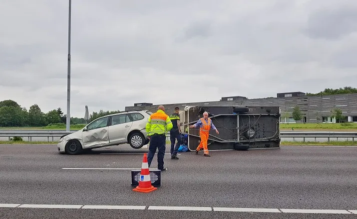 auto caravan gekanteld a58