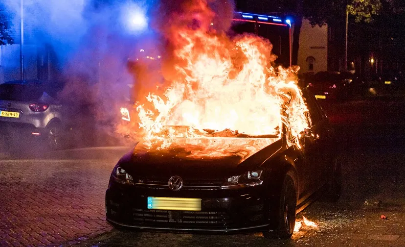 auto in brand gestoken aan de dessinateurstraat