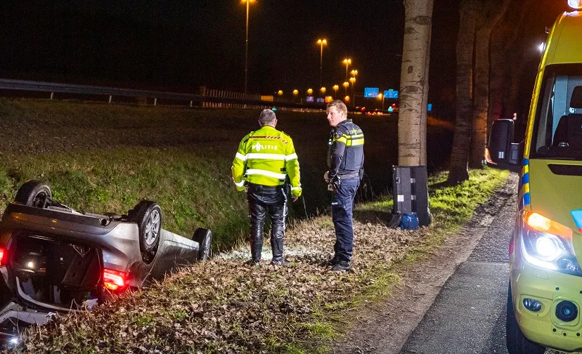 auto op zn kop in sloot a58