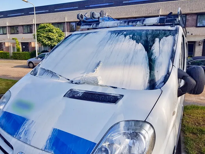 auto overgoten met verf tilbrug