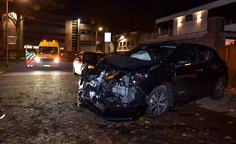 auto tegen boom