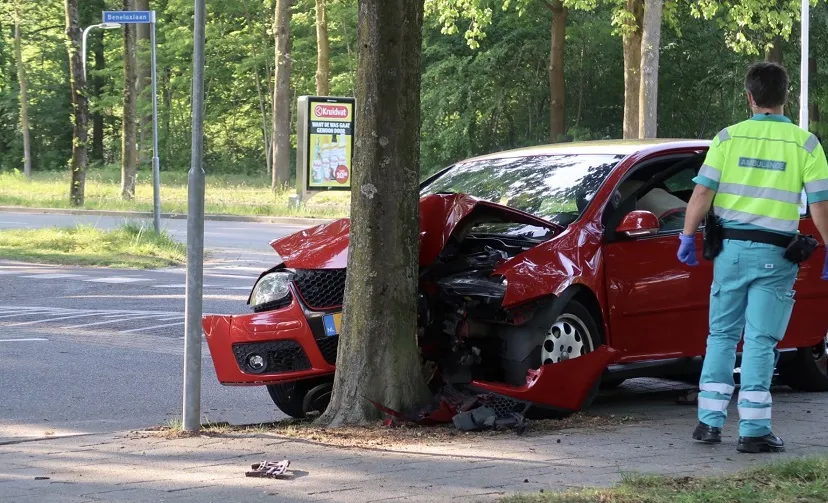 auto tegen boom beneluxlaan