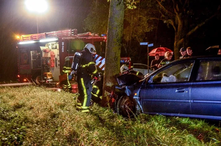 auto tegen boom nieuwe lijn
