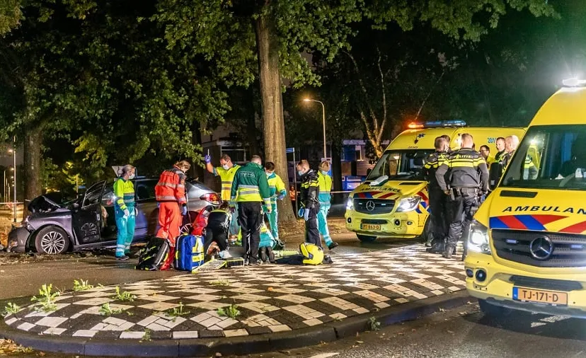 auto tegen boom sweelincklaan