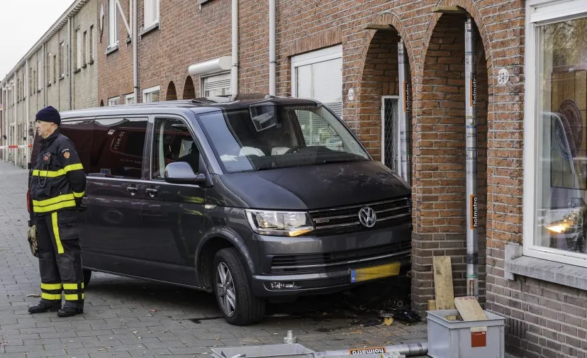 auto tegen gevel groenstraat tilburg