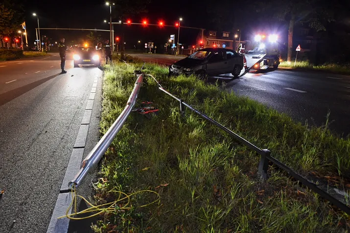 auto tegen lantaarnpaal tilburg toby de kort