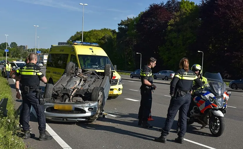 auto vliegt over de kop op burg bechtweg