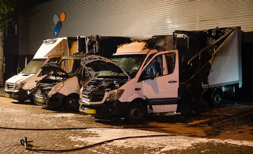 bedrijfswagens in brand