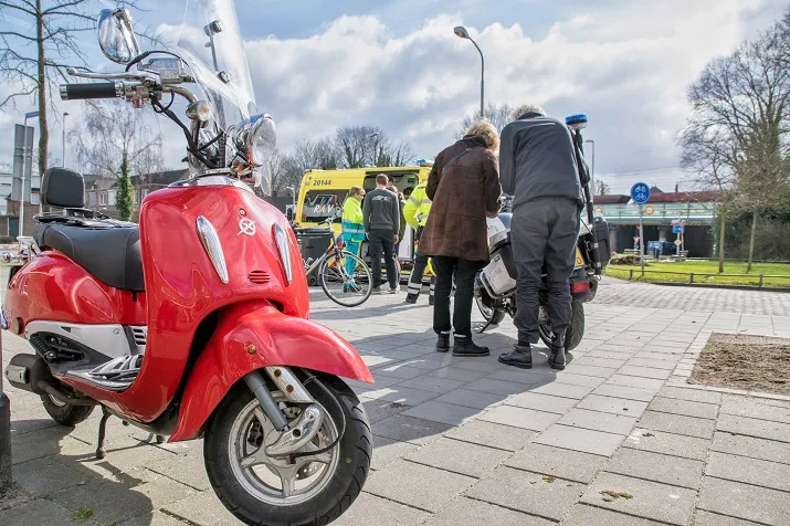 botsing scooter auto