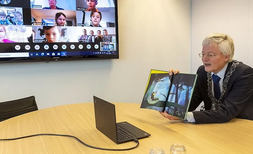 burgemeester leest voor 262cfd3f69