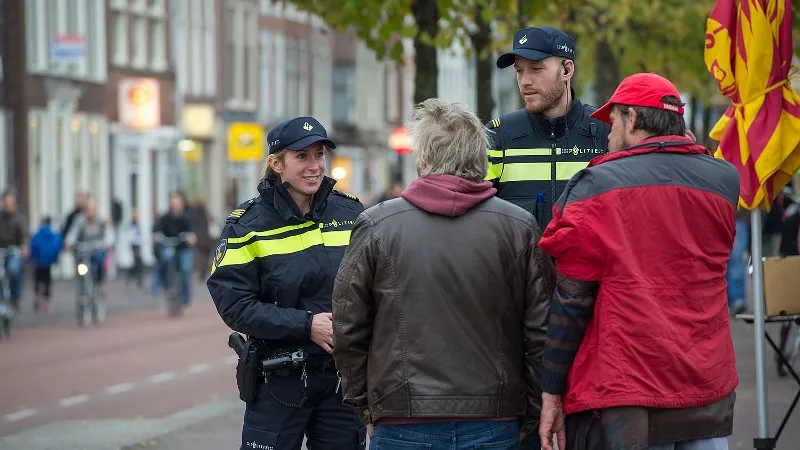 burgers in gesprek met agenten