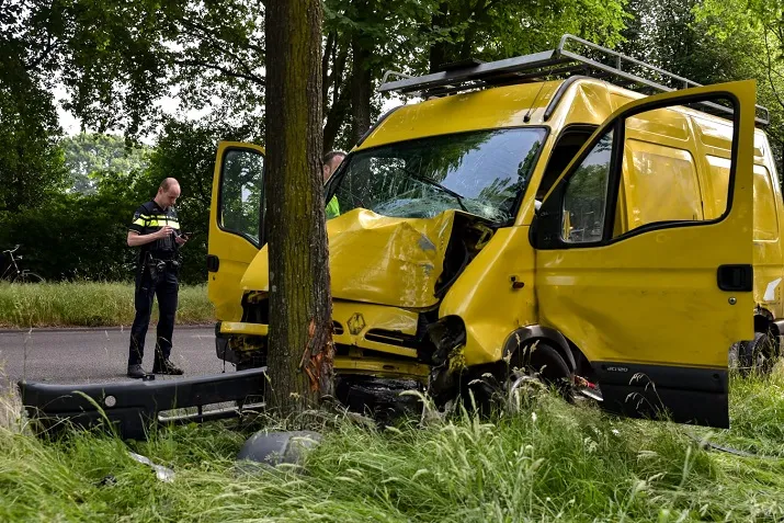 busje tegen boom
