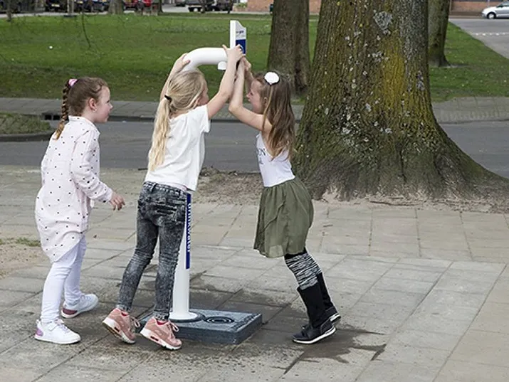 csm watertappunt met meiden bijgesneden bd1bccde96