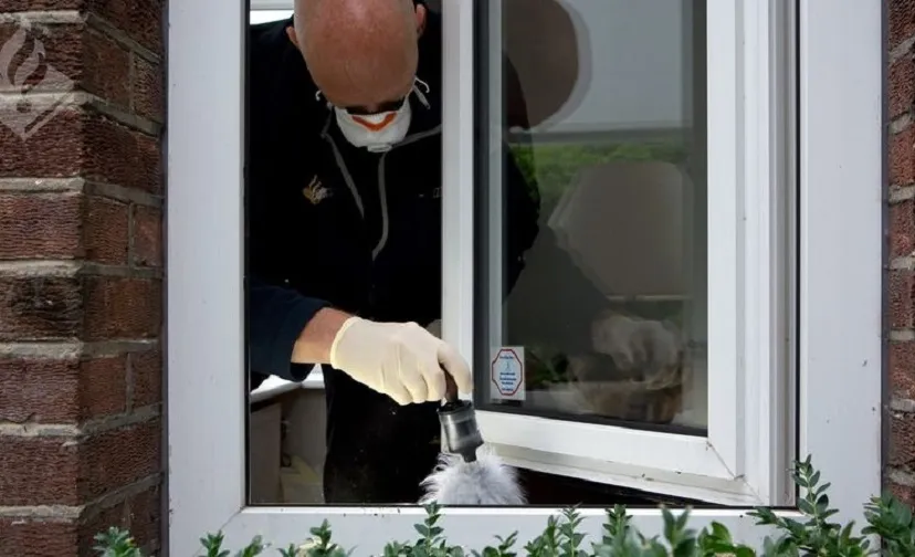 den haag stock forensische opsporing zoeken sporen raamkozijn pm