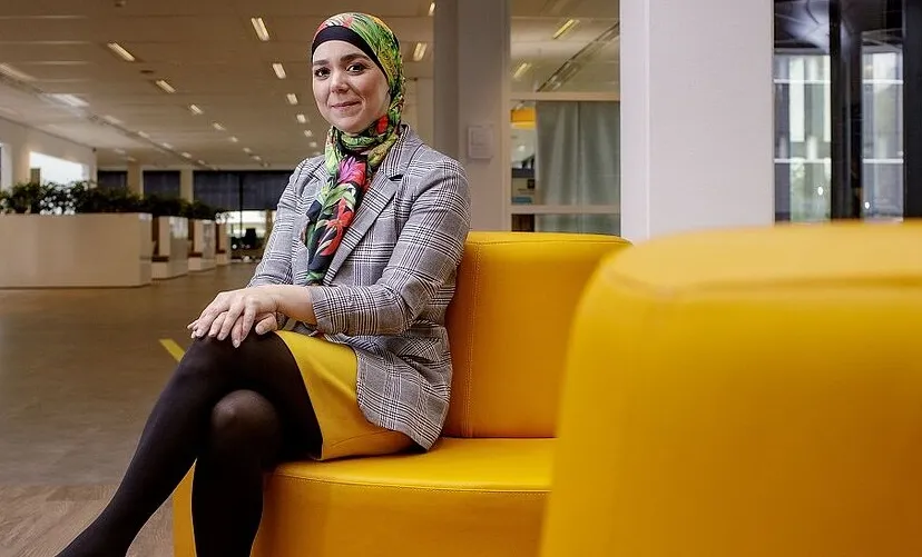 esmah op gele bank f6476fc8e9