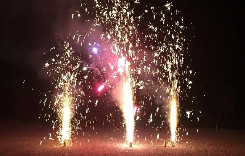 fireworks 1720197 1280
