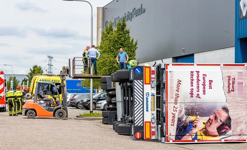 gekantelde vrachtwagen met marmer