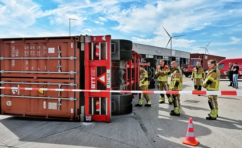 gekantelde vrachtwagen
