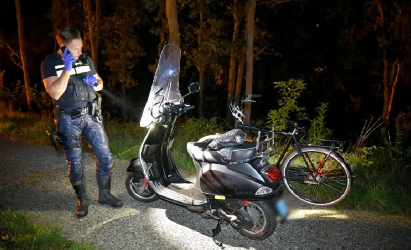 gewonde vrouw op fietspad