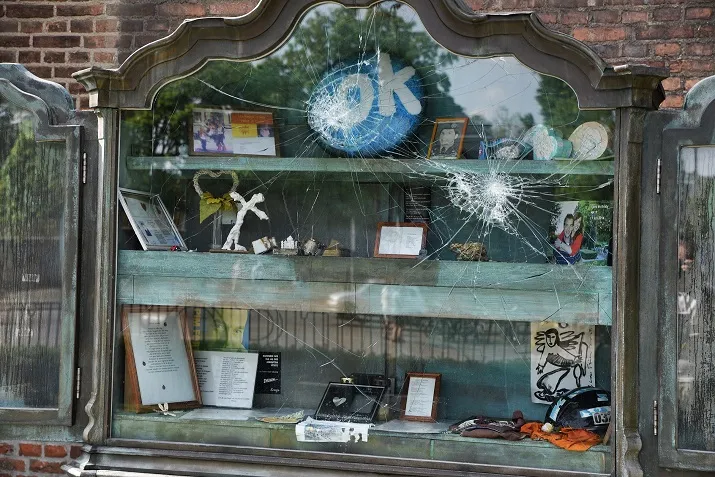 herdenkingskast vernield