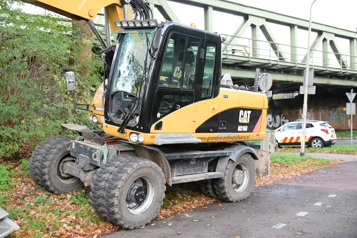 kraan botst tegen spoorbrug
