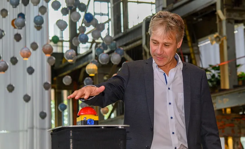 kroonluchter013 opening 5 ton van rooij