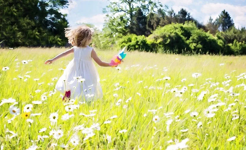 little girl running g4268db679 1920