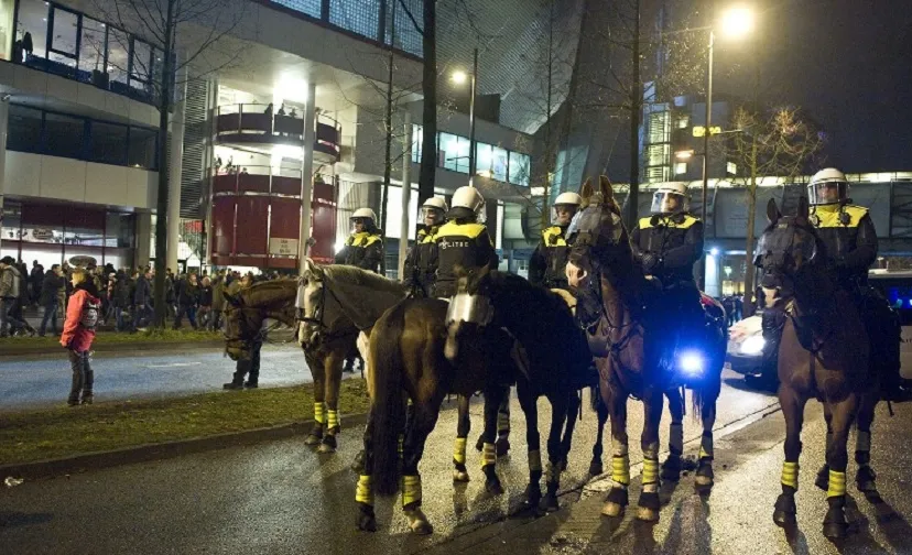 me te paard bij voelbalstadion