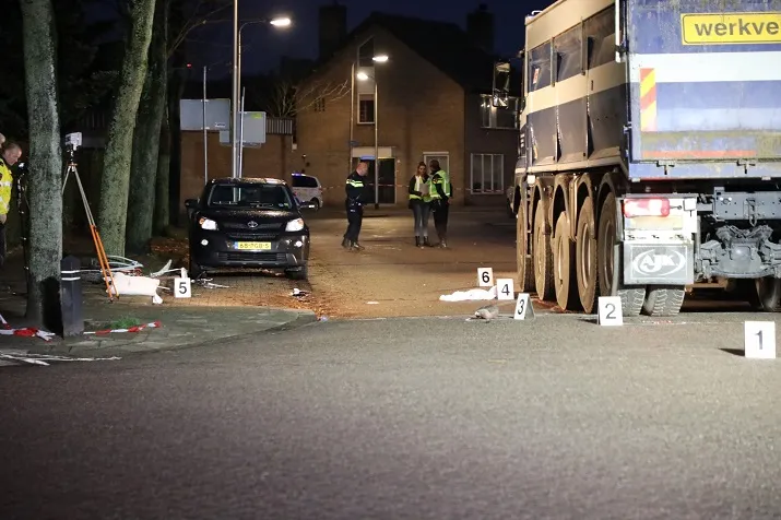 meisje onder vrachtwagen