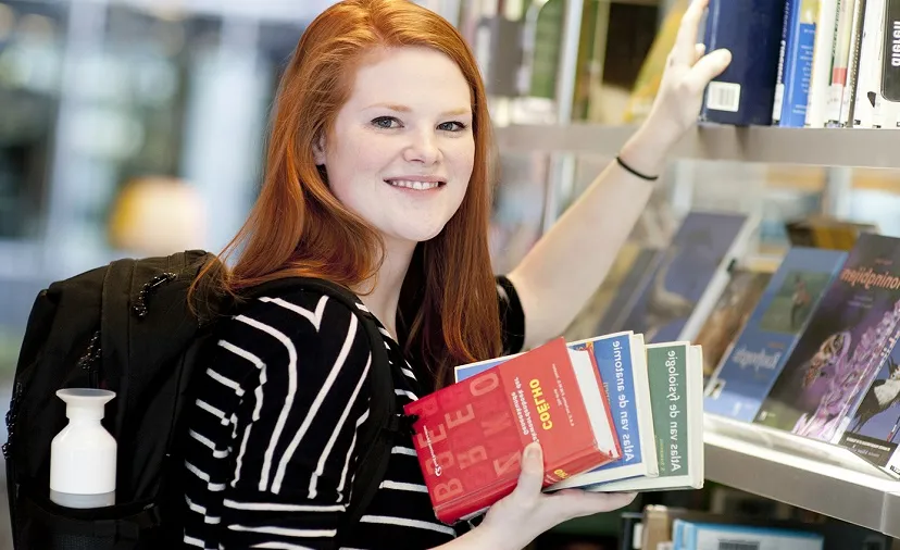 meisje rugzak met boeken bieb boekenplank