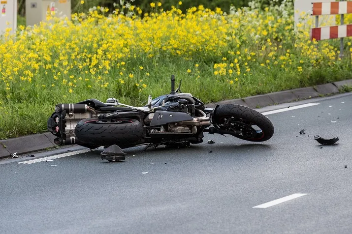 motorrijder gewond na val