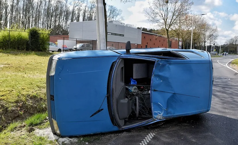 ongeluk auto op kant