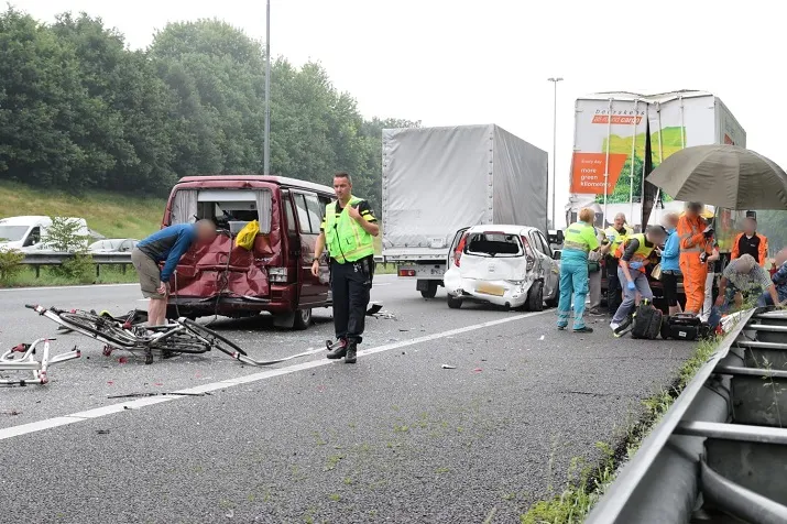 ongeluk meerdere autos en vrachtwagens a58