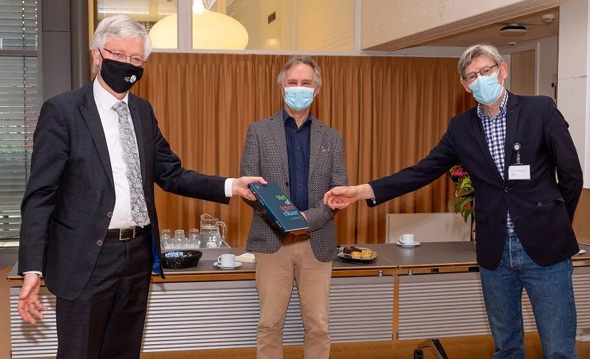 overhandiging boek met of tegen elkaar
