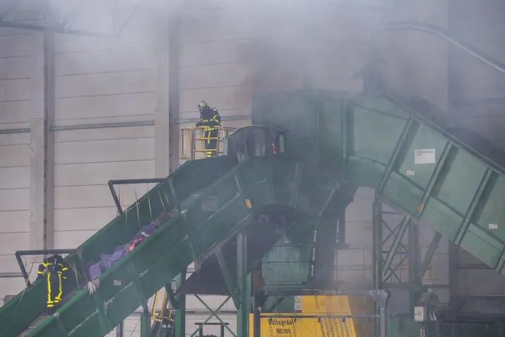 papiershredder in brand zorgt voor rookontwikkeling