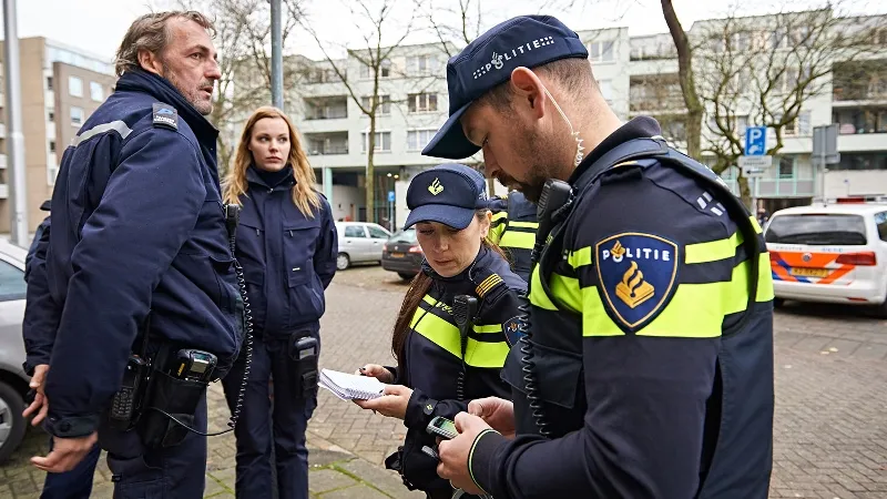 parkeerwachten en agenten op straat
