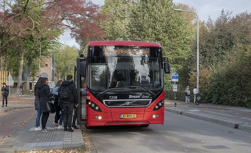 passagiers stappen in bus d6fa399008